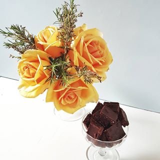  Turkish cherry ripe raw chocolate. Made with sour cherries soaked in rosewater, raw cacao butter, raw cacao shredded coconut & coconut sugar. Gorgeous Valencia tea roses with rosemary. #cherryripe #chocolate #rawchocolate #homemade #healthytreats #healthy #realfood #eatrealfood #cherries #roseflavour #rosewater #rose #rosemary 